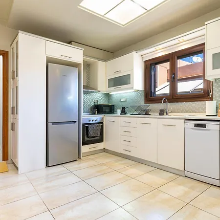 Harbour - 90sqm Spacious 2-balcony In Chania Old Town, Private Parking Available 950m Chania (Crete)