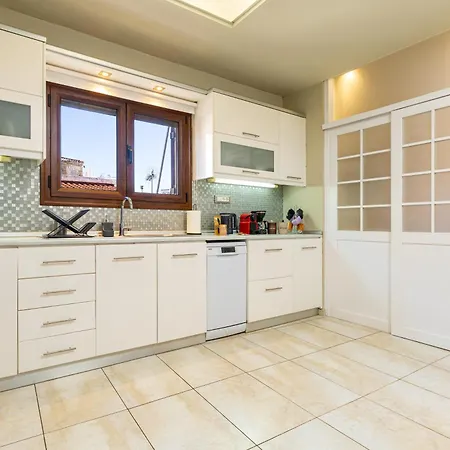Apartment Harbour - 90sqm Spacious 2-balcony In Chania Old Town, Private Parking Available 950m