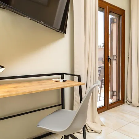 Harbour - 90sqm Spacious 2-balcony In Chania Old Town, Private Parking Available 950m * Chania (Crete)