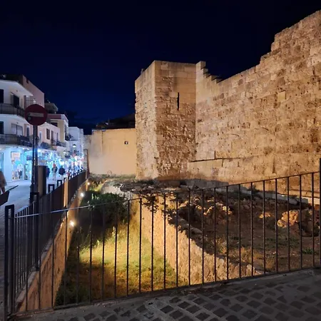 Harbour - Spacious Unique In Chania Old Town Apartament *
